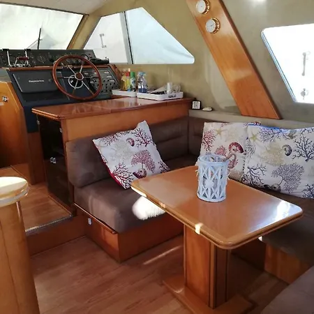 Amber Princess Boat & Breakfast Botel