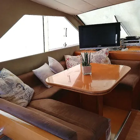 Amber Princess Boat & Breakfast Botel *